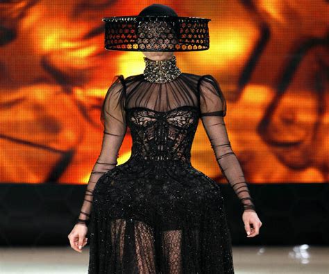 5 Iconic Moments From Alexander Mcqueen S Career Luxuo Malaysia 5 Iconic Moments From Alexander Mcqueen S Career Luxuo Malaysia