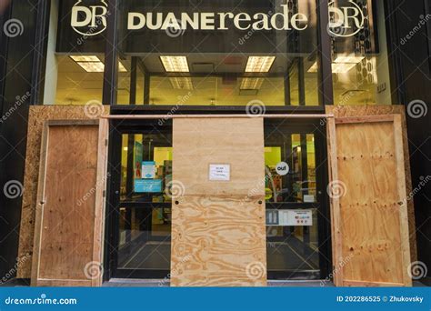 Duane Reade Pharmacy And Convenience Store Boarded Up In Midtown Duane Reade Pharmacy And Convenience Store Boarded Up In Midtown