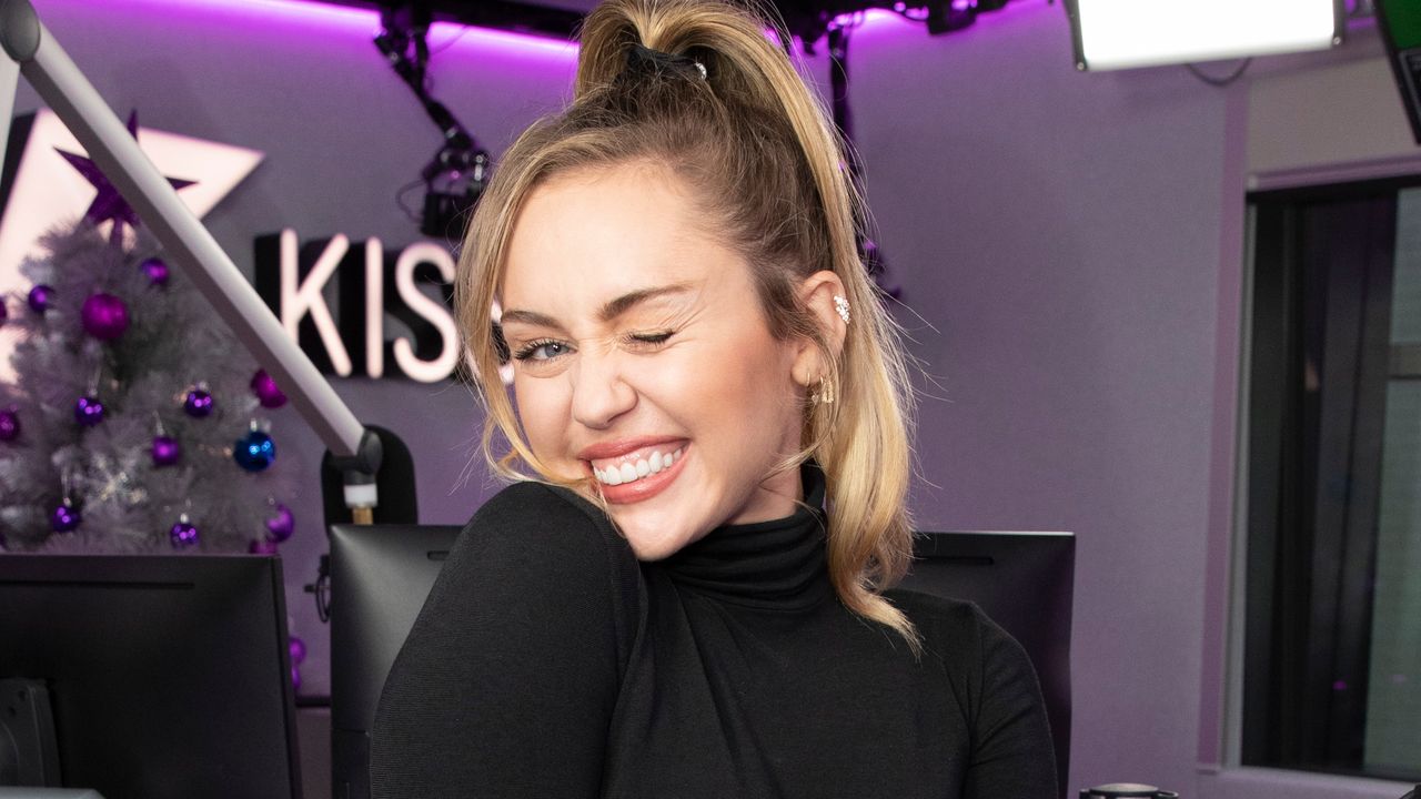 Miley Cyrus Says She Got Naked Climbed This Landmark During Rager Miley Cyrus Says She Got Naked Climbed This Landmark During Rager