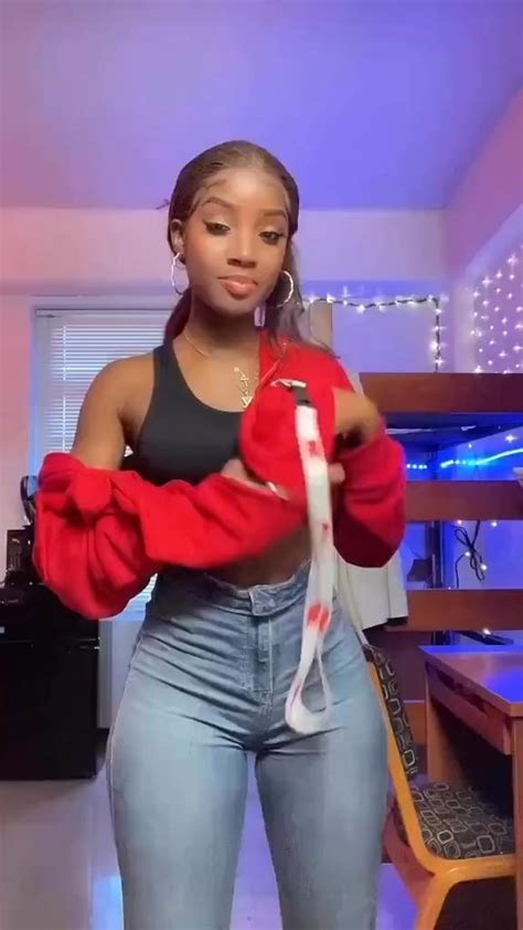 Pyt Nude